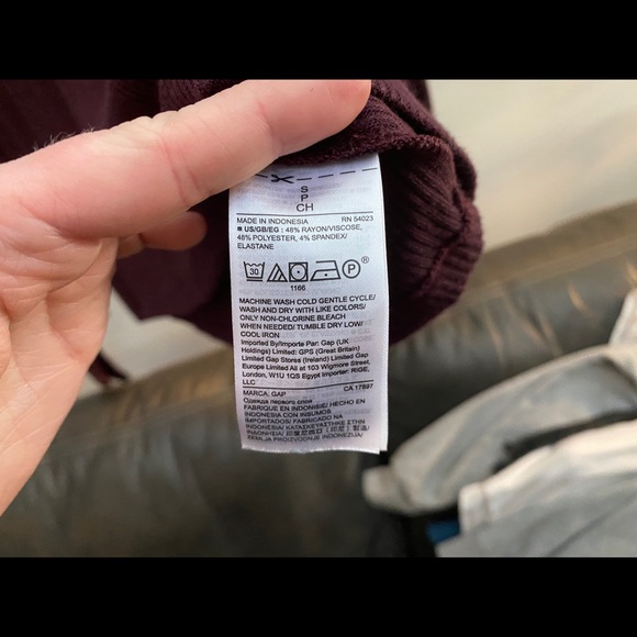 GAP Maroon/Purple Long Sleeve; ties at wrist (Sm) - Picture 5 of 8